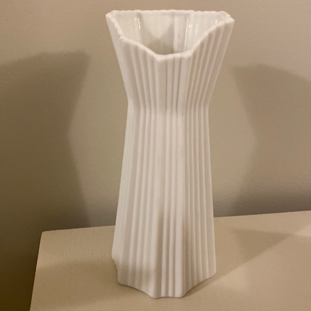 AK Kaiser Germany white vase bisque collectors . Excellent condition see pics